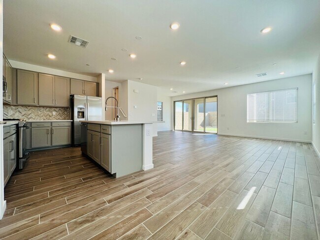 Building Photo - s 4 bedroom 2.5 Bathrooms with Loft, home ...