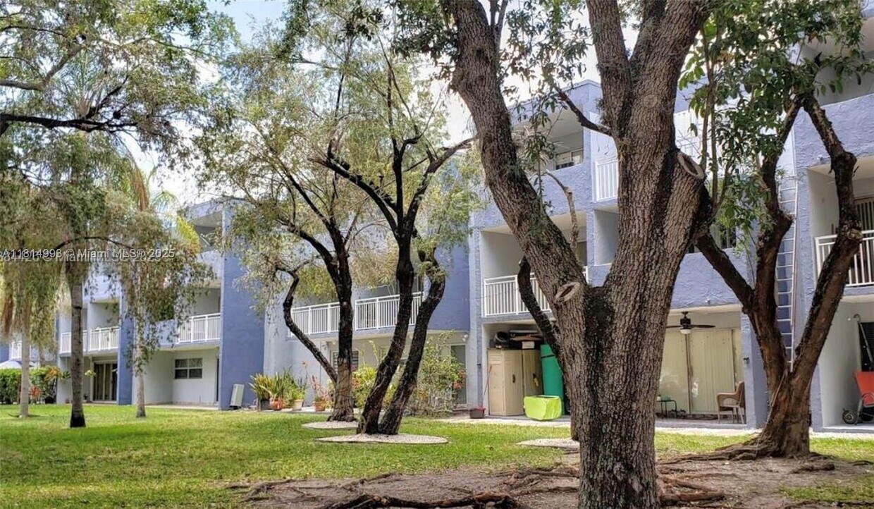 Building Photo - 9351 Fontainebleau Blvd