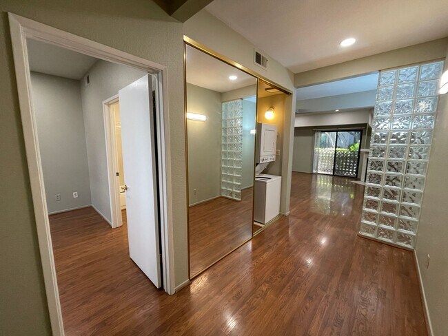 Building Photo - Bright Spacious Downstairs 1 bedroom 1 bat...