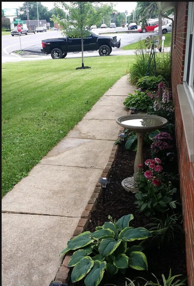 Foto del edificio - 3636 Reavis Barracks Rd