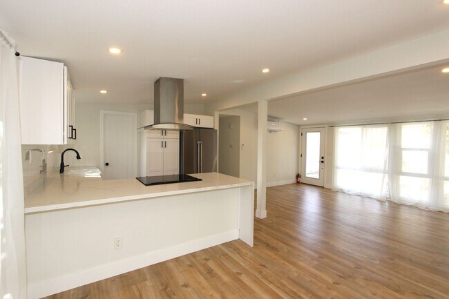 Building Photo - 3 Bedroom 2 Bathroom home available NOW
