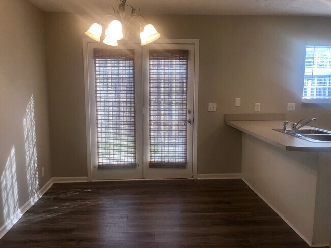 Building Photo - Charming 2 Bedroom, 2.5 bath Townhome