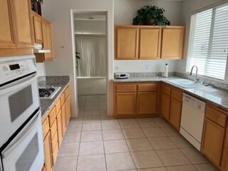 Very usable working kitchen space - 10025 Summer Oak Ln