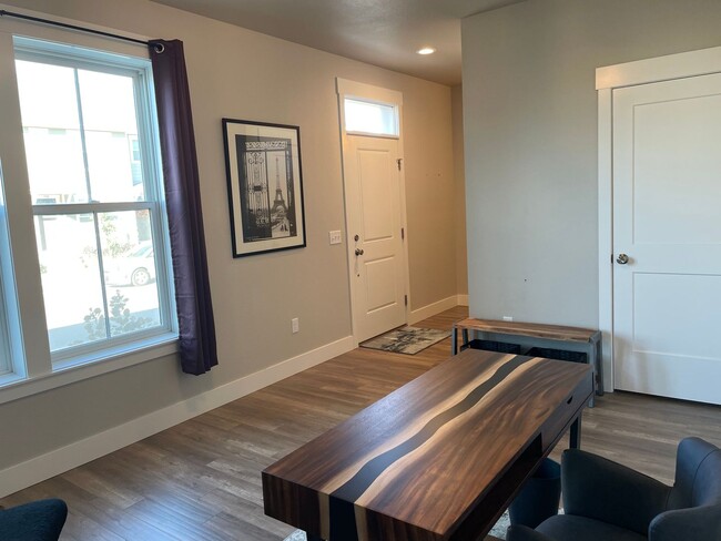 Building Photo - Furnished month-month condo on the west end!