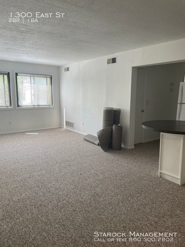 Building Photo - Amazing 2 bedroom plus office!