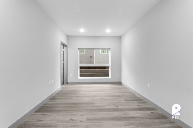 Foto del edificio - 7040 Woodman Ave