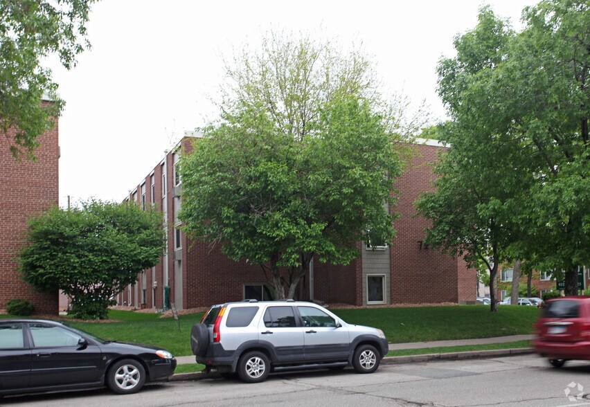 Sela Campus University Apartments Rentals Minneapolis, MN
