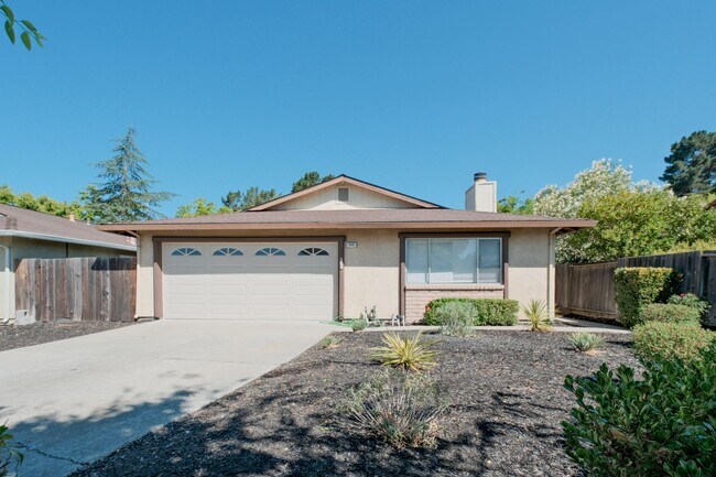 Building Photo - Gorgeous 3 Bedroom, 2 Bath home in great location