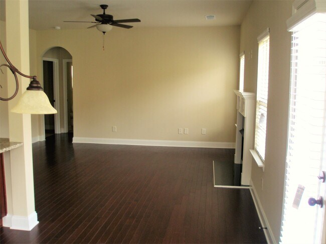 Foto del edificio - 3645 Fallen Oak Ln