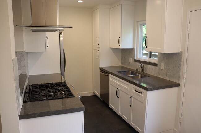 Cocina con electrodomésticos de acero inoxidable, incluyendo lavavajillas. - 3617 Wesley St
