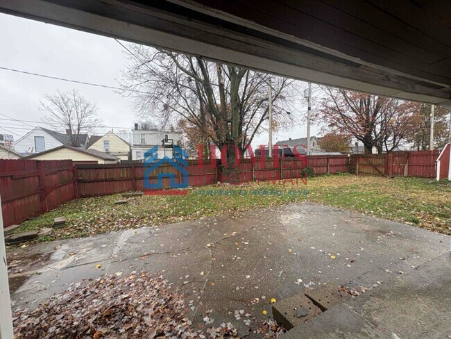 Building Photo - Three Bedroom House | Updated & Move In Ready!