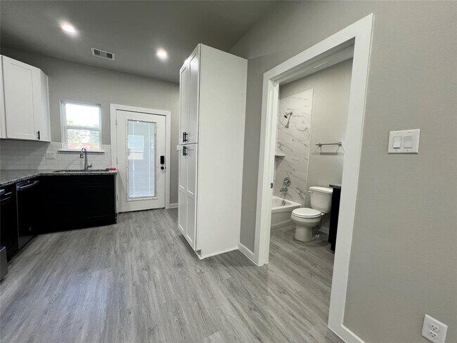 Foto del edificio - 8157 Tate St