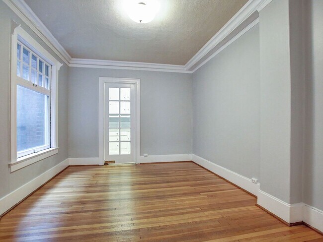 Building Photo - Beautiful 1 Bed w/ Hardwoods on NW Couch &...