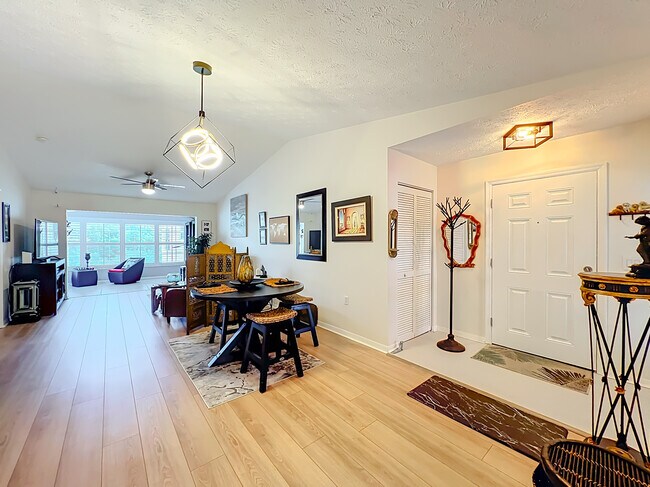 Foto del edificio - 760 Lake Orchid Cir