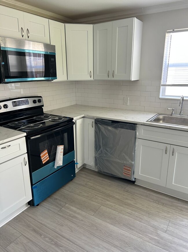 Building Photo - Remodeled 3 bedroom/ 2 bath home located D...