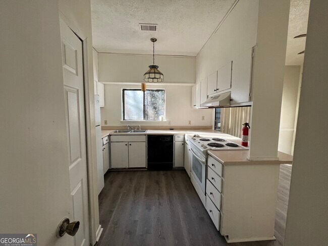 Foto del edificio - 7560 Taylor Rd