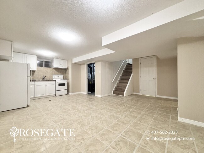 Photo du bâtiment - Pet-Friendly 2-Bedroom Corner Basement Apartment with Backyard – Hamilton