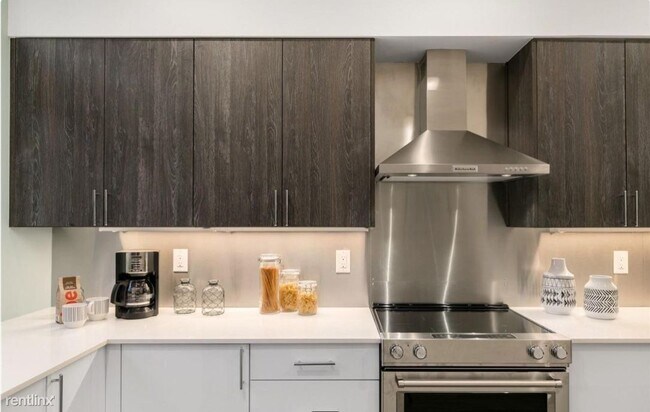 Building Photo - 4 br, 3.5 bath Townhome - 1310 Yakima Ave S