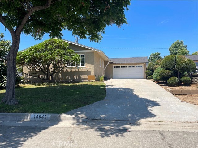 Foto principal - 16043 Lashburn St