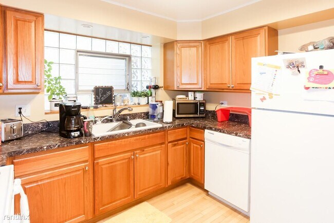 Building Photo - 5446 W Berteau Ave
