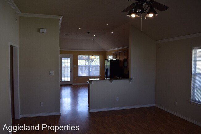 Building Photo - 3 br, 2 bath House - 907 Crested Point