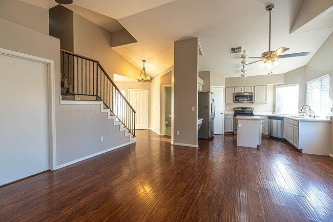 Building Photo - WELCOME HOME to your 4 Bed/2.5 Bath in Mesa!