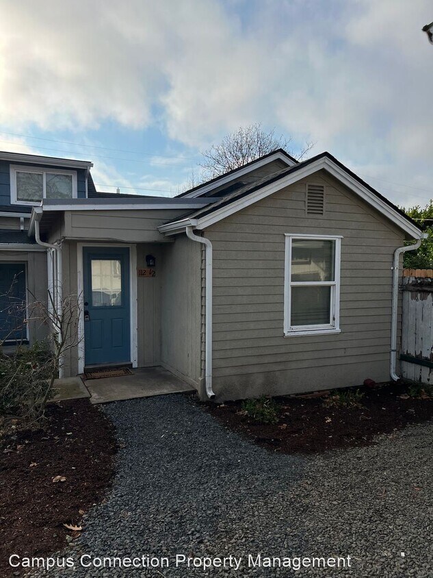 2 br, 1 bath House 112 1/2 E Hillcrest Dr House Rental in Eugene