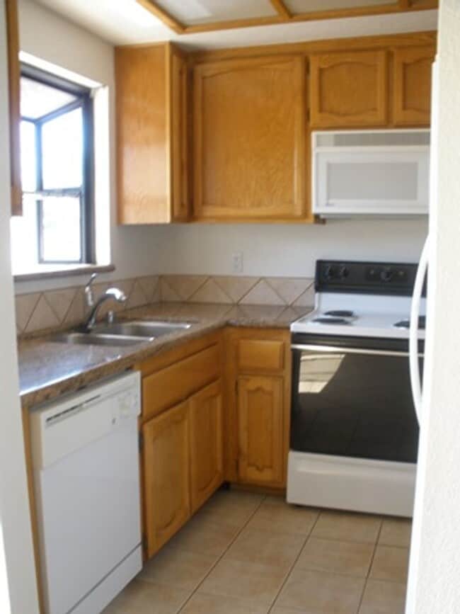 Building Photo - Normal heights Condo 2BR 1.5BA 1 Car Garage