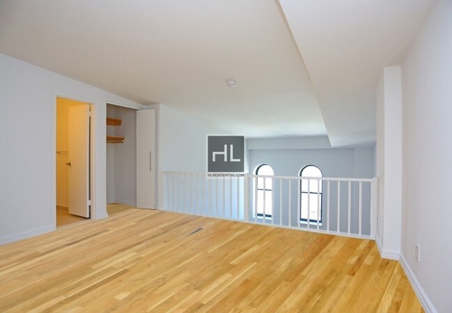 Building Photo - LOFTED DUPLEX, Spacious Apt* XL WINDOWS*