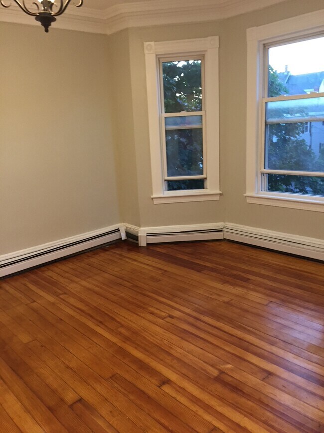 Foto del edificio - 1488 Hyde Park Ave