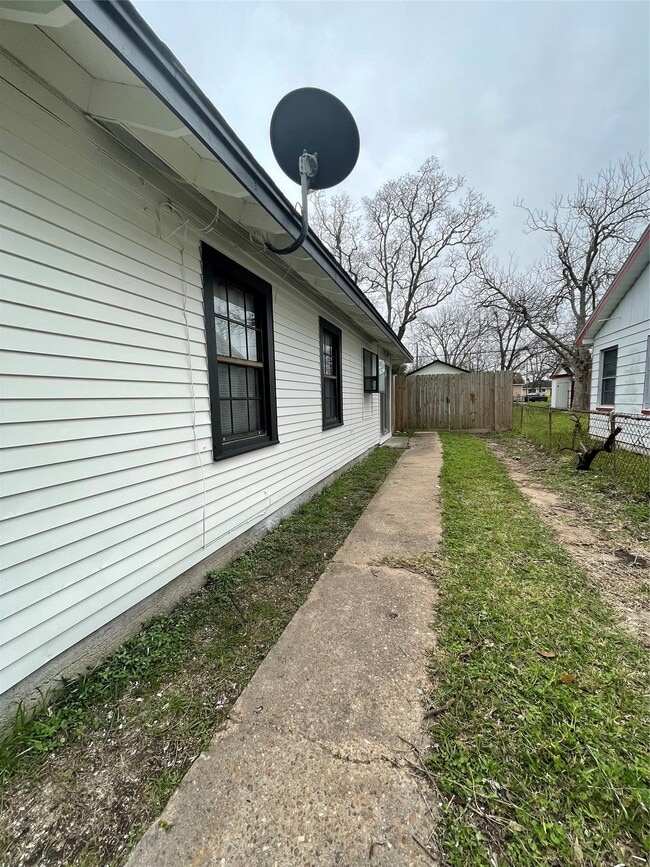 Building Photo - 1941 N Avenue H