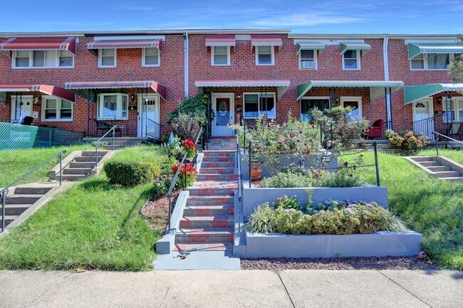 Building Photo - Renovated Beauty Ready for Immediate Occup...