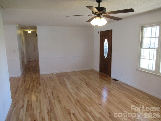 Foto del edificio - 1330 Davis Rd
