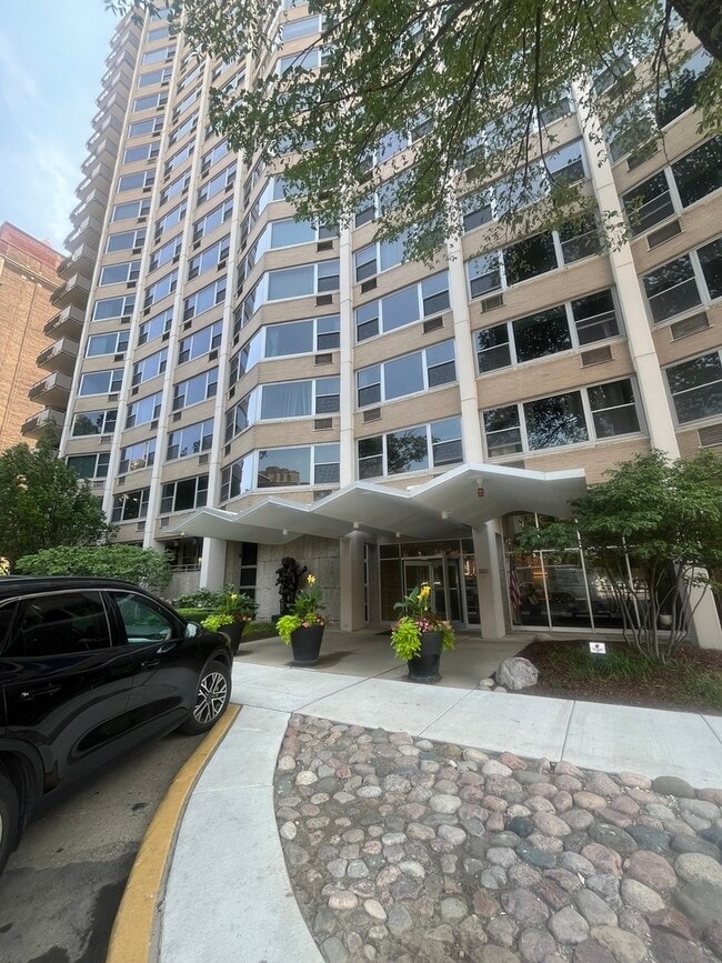 Building Photo - 555 W Cornelia Ave