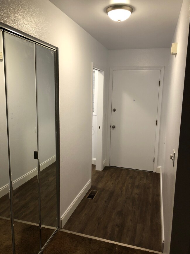 Entry area - 555 N Hayden Bay Dr