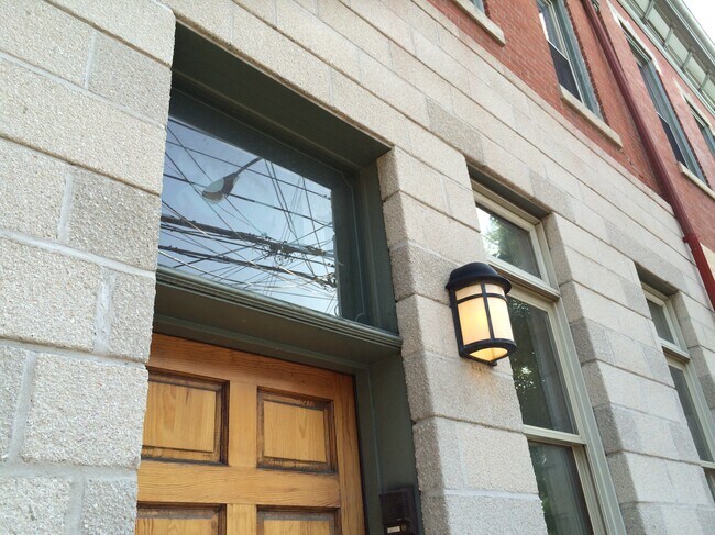 Building Photo - 2211 Sarah St