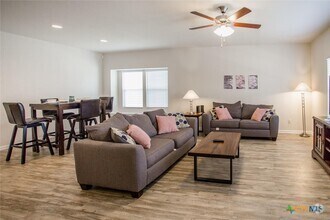 Building Photo - 242 Mossycup Dr
