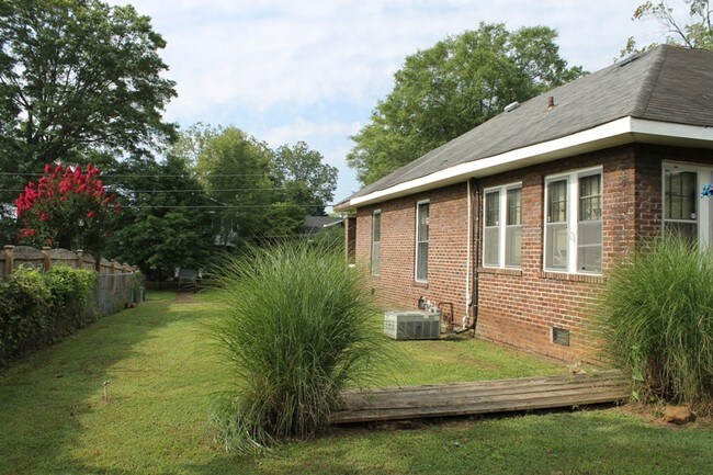 Foto del edificio - 310 W 6th St