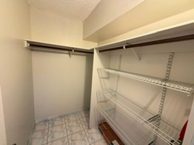 Foto del edificio - Welcome to your new home at Pearlridge Gardens & Tower! This 1-bedroom, 1-bathroom condo $2,100