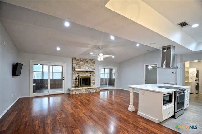 Foto del edificio - 1215 Clearwater Dr