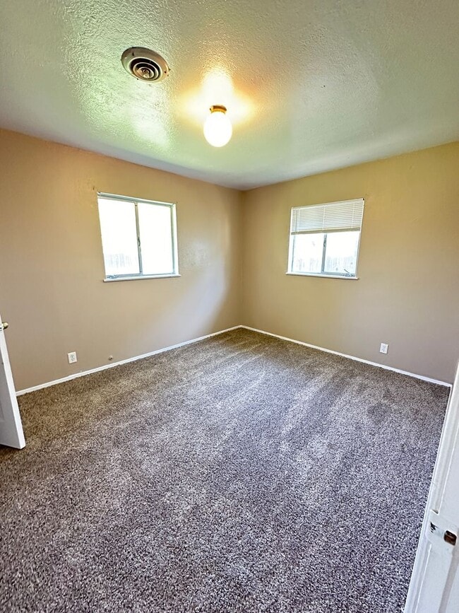 Building Photo - 3 bed / 1 ba house - E. Marysville