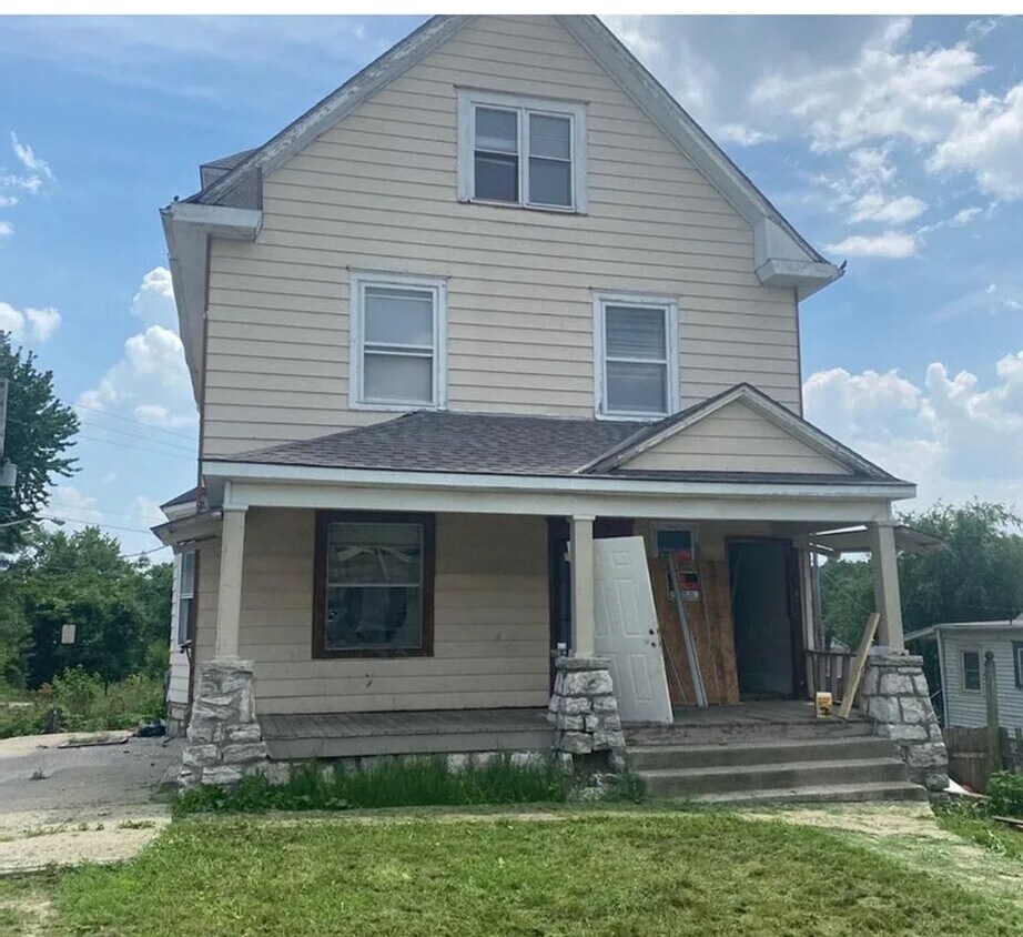 Building Photo - 745 Tauromee Ave