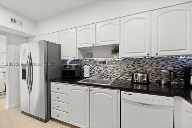 Building Photo - 4001 S Ocean Dr