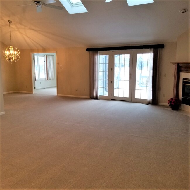 family room and adj sunroom - 3563 Stonebrooke Ln