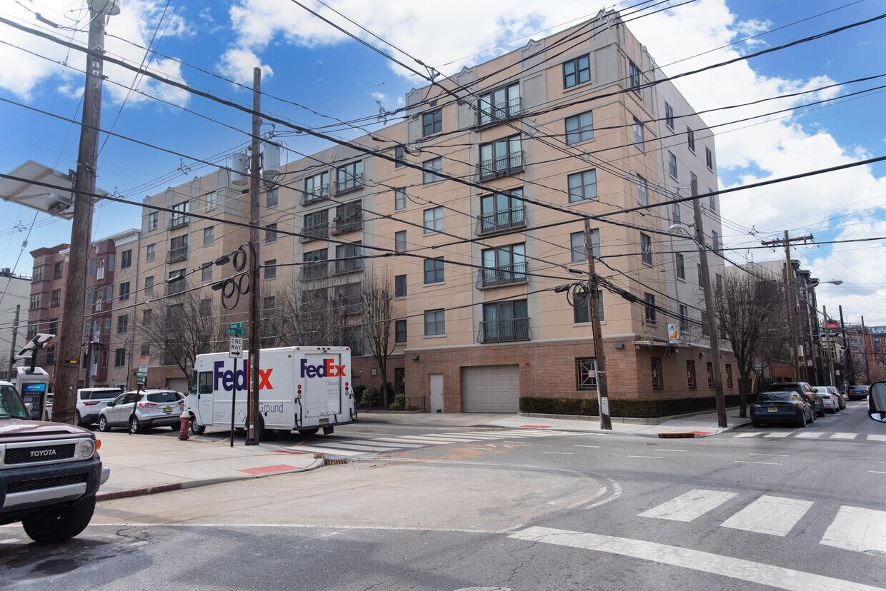 Foto principal - 536 Grand St