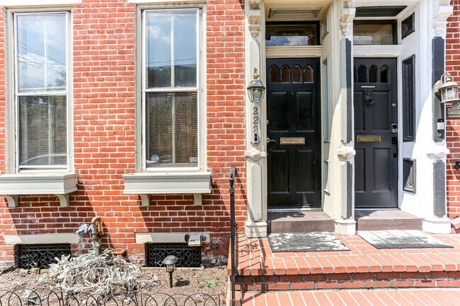 Building Photo - Charming 4 Bedroom on Cumberland St