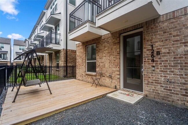 Building Photo - 1264 N Post Oak Rd