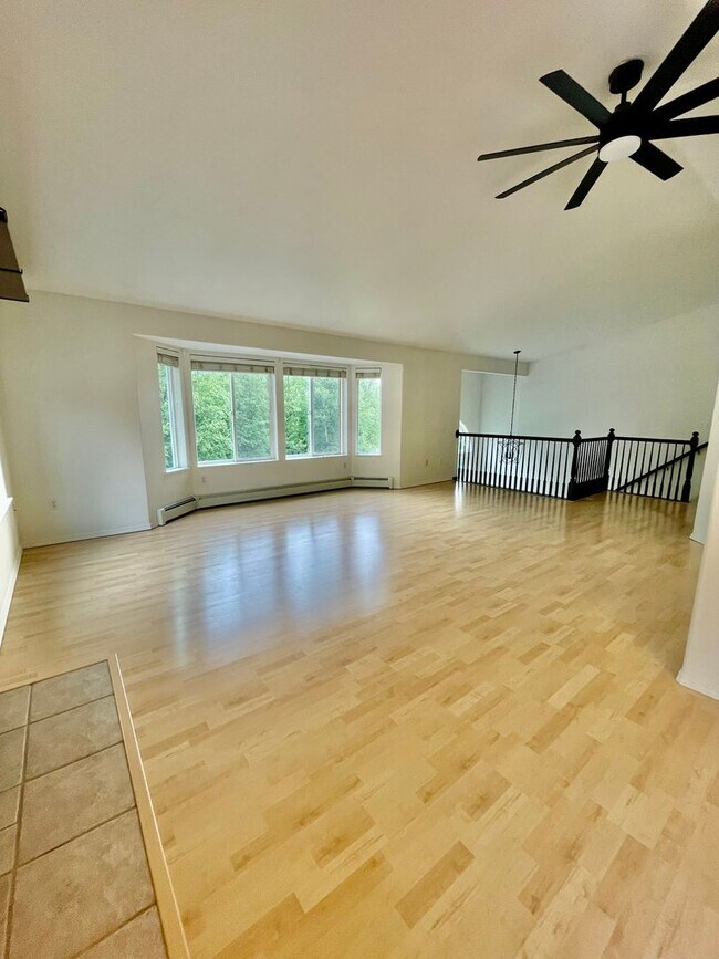 Foto del edificio - Fantastic 4 bedroom/3 bath/2 car garage home in prime secluded Chugiak location, additional carpo...