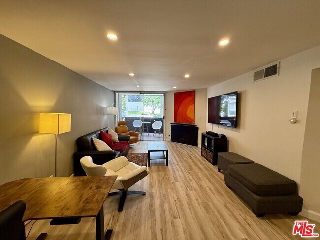 Foto del edificio - 8530 Holloway Dr