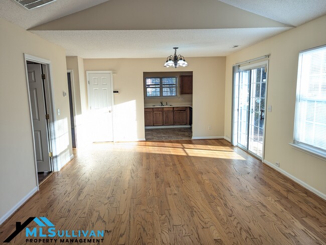 Foto del edificio - 5015 Silhouette Dr